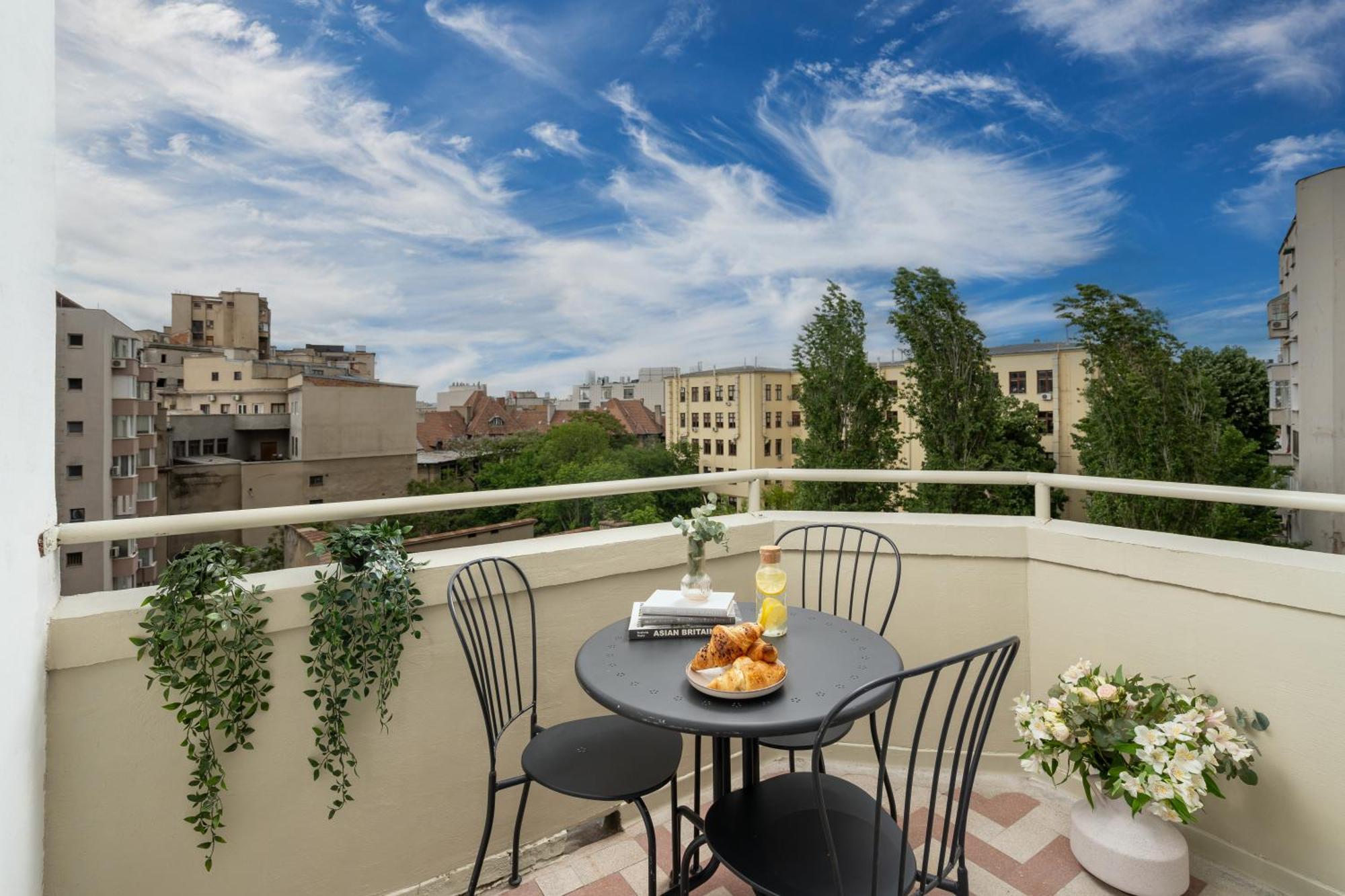 Little Paris By Urbanesq Apartment Bukares Bagian luar foto