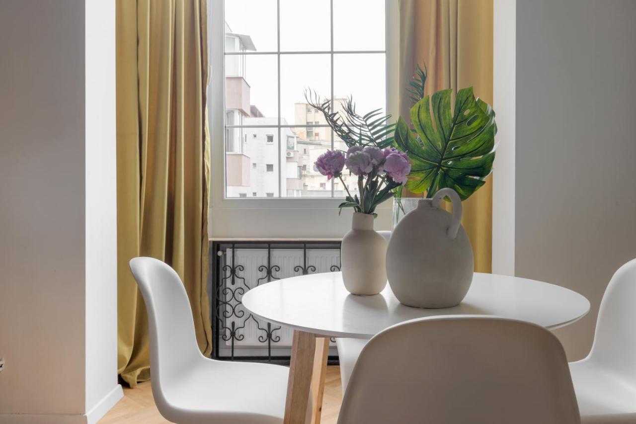 Little Paris By Urbanesq Apartment Bukares Bagian luar foto